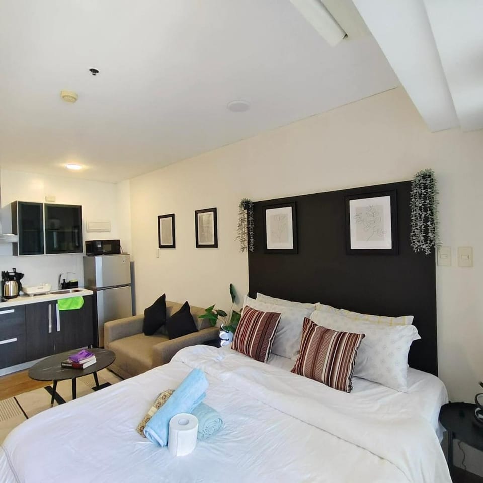 Sky-High Luxury Studio at Knightsbridge Residences Apartment in Makati
