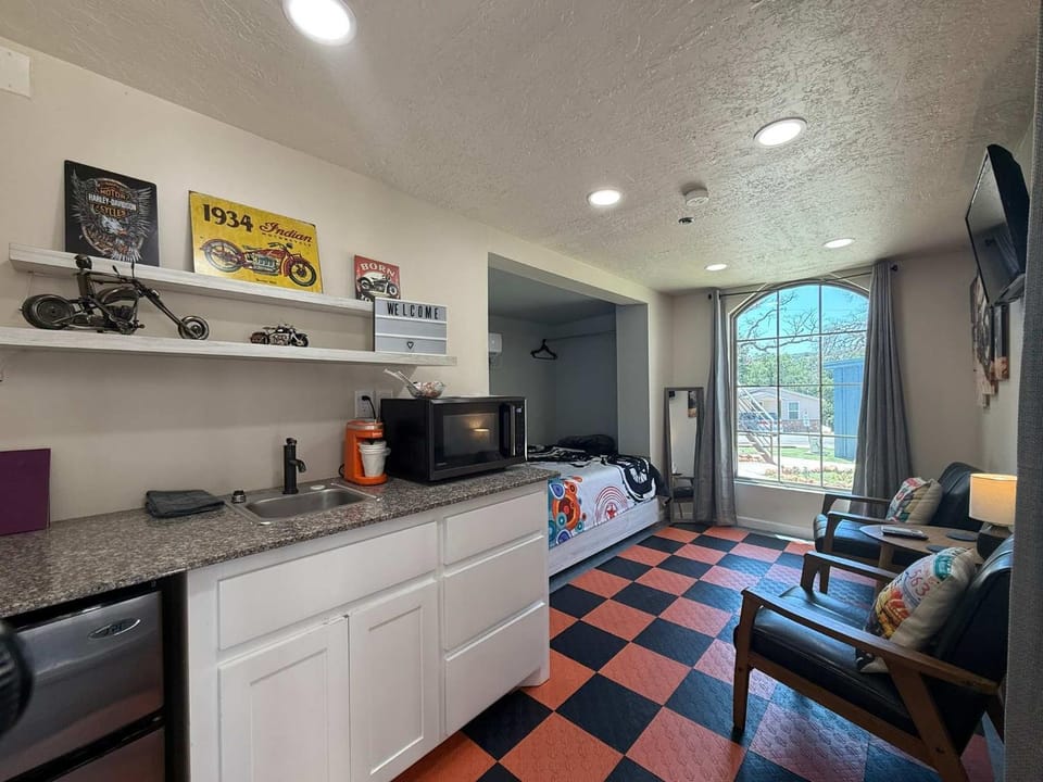 KB Book Fort Sill Tiny House Suite Slps 4 1Br 1Ba House in Medicine Park
