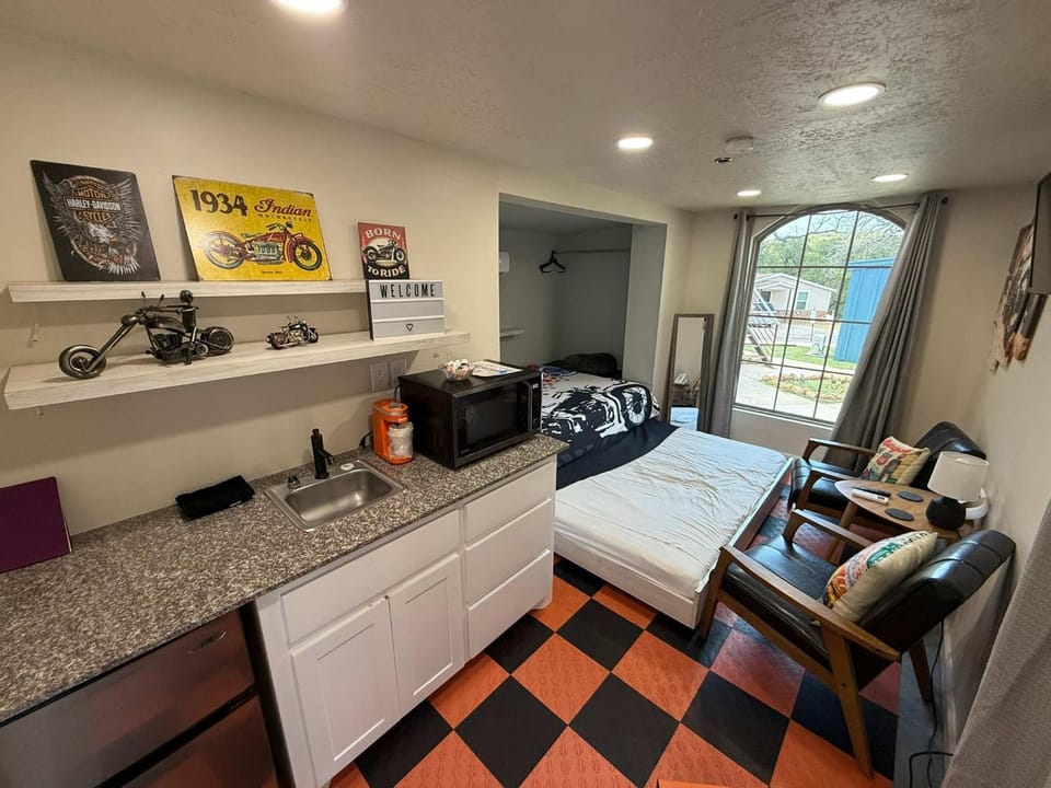KB Book Fort Sill Tiny House Suite Slps 4 1Br 1Ba House in Medicine Park