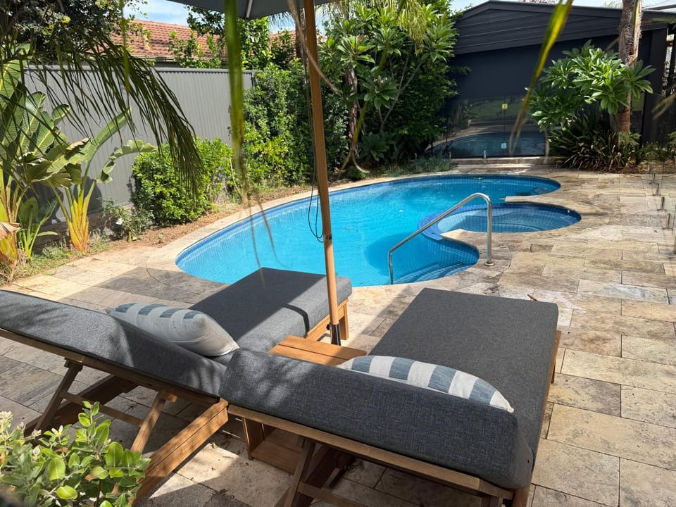 Resort living 3kms from the city, Tennis Court, Pool, Large Garden House in Adelaide