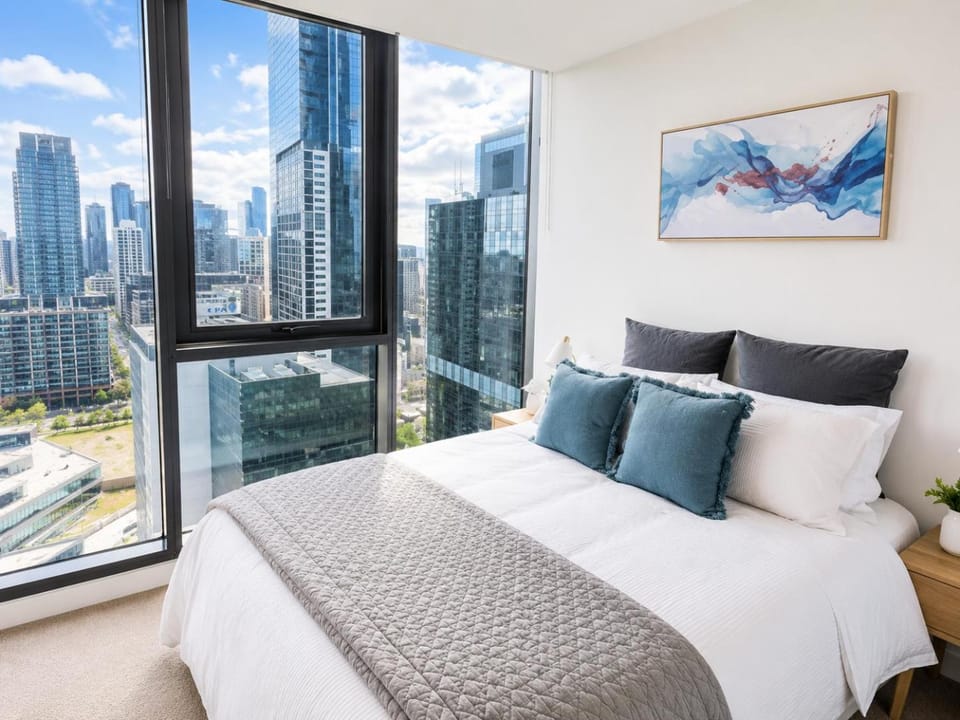 Walk To Crown & Yarra - Parking, Pool & Gym Apartment in Southbank