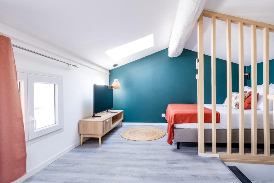 La Canopée - Idéal couples - Filet de catamaran suspendu - Balnéo - Maisonnette sur 2 étages de 45m2 - Clim réversible - Netflix - Wifi Apartment in Carpentras