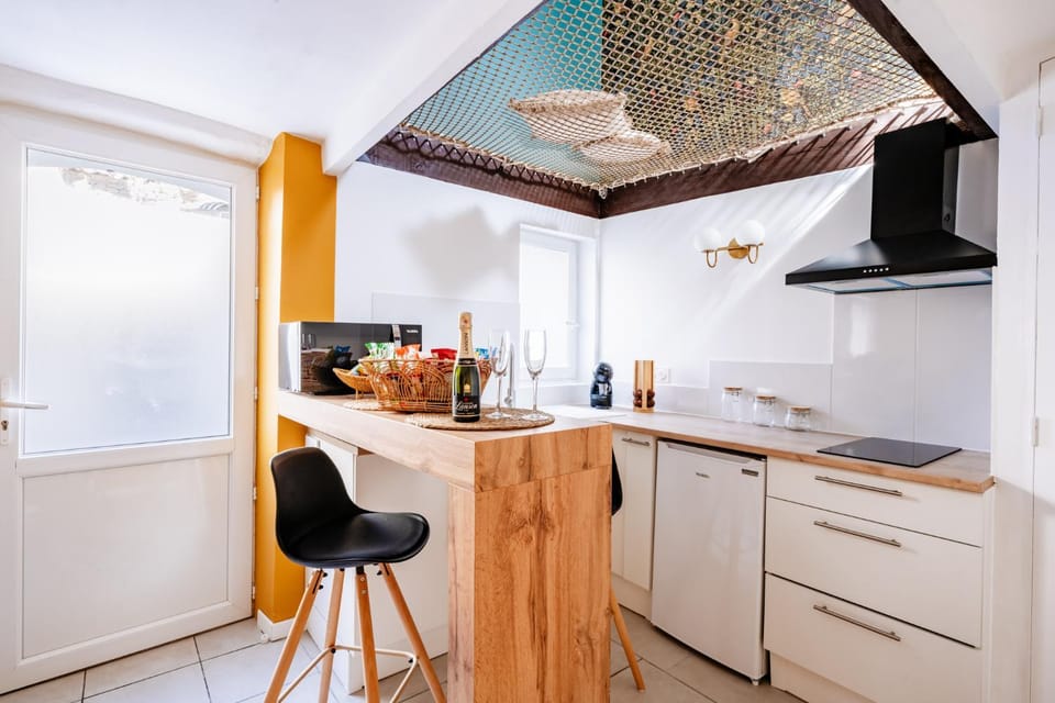 La Canopée - Idéal couples - Filet de catamaran suspendu - Balnéo - Maisonnette sur 2 étages de 45m2 - Clim réversible - Netflix - Wifi Apartment in Carpentras