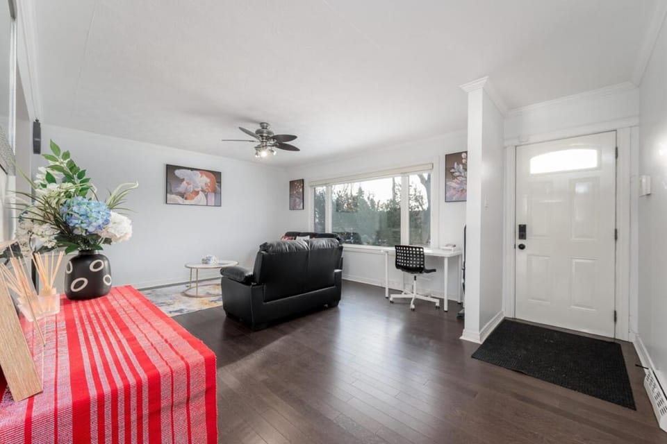 Executive family House New Air conditioner 19 minutes YYC 5 minutes Chinook Mall Walk to C Train Free Banff Park Pass 4 Bed rooms 4Queen Bed plus kids play Room Villa in Calgary