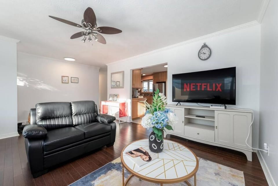 Executive family House New Air conditioner 19 minutes YYC 5 minutes Chinook Mall Walk to C Train Free Banff Park Pass 4 Bed rooms 4Queen Bed plus kids play Room Villa in Calgary