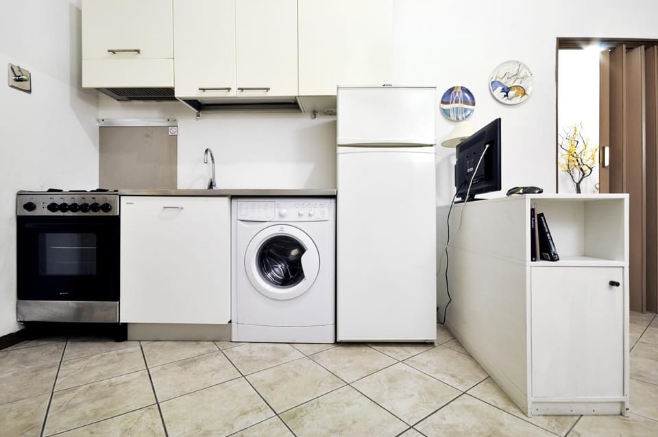 Kitchen or kitchenette, oven, washing machine