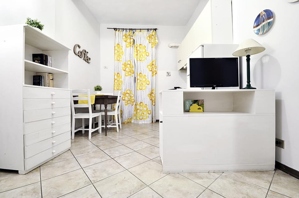 TV and multimedia, Kitchen or kitchenette, Living room, Dining area