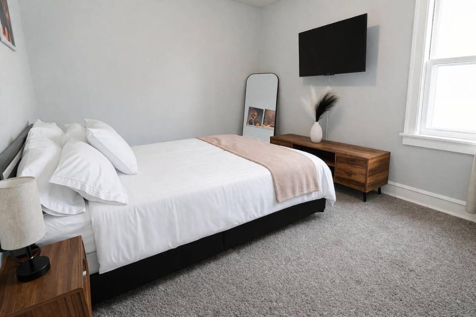 Modern Luxury Retreat Near airport&Lake & DT House in Milwaukee