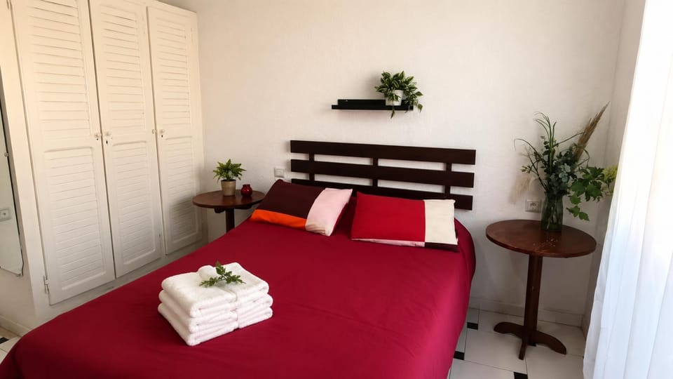 Photo of the whole room, Bedroom