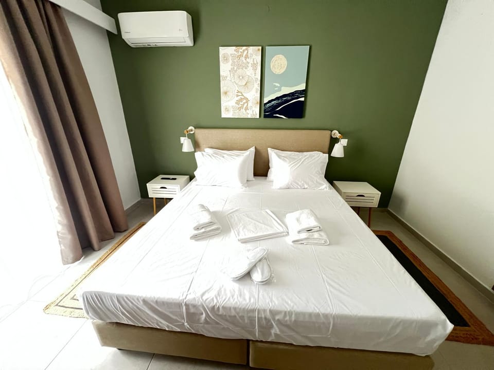 Bed, Photo of the whole room, Bedroom, towels, air conditioner