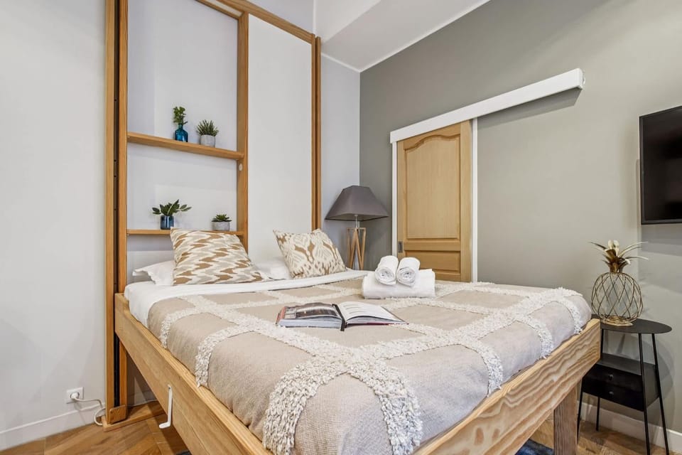 Bed, TV and multimedia, towels