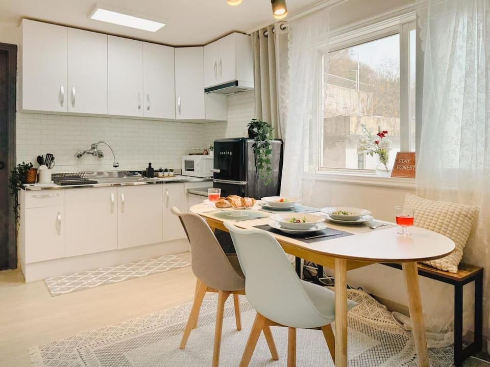 Dining area, kitchen