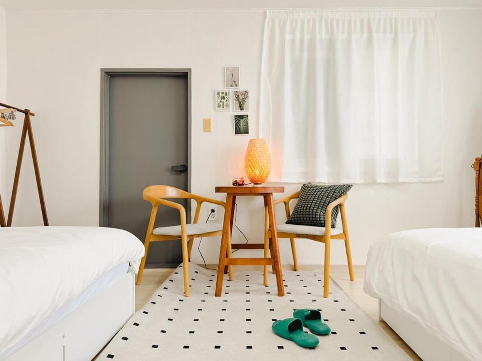 Photo of the whole room, Bedroom