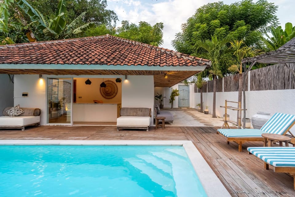 Property building, Facade/entrance, Seating area, Pool view, Swimming pool, sunbed, kitchen