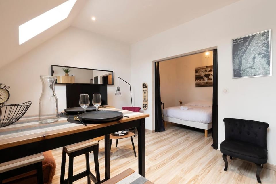 Bed, TV and multimedia, Living room, Photo of the whole room, Seating area, Dining area, Bedroom, hair dresser