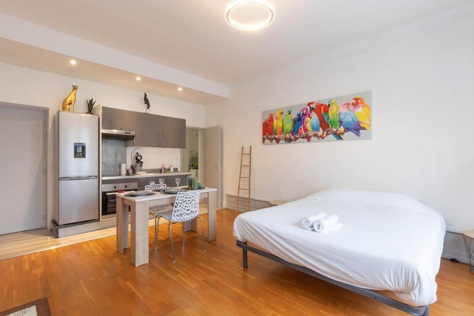 Bed, Kitchen or kitchenette, Photo of the whole room, Dining area, Bedroom, minibar, oven, pet friendly, stove