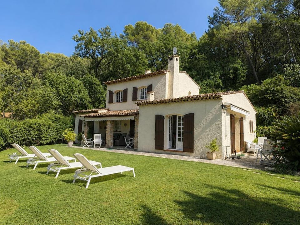 Beautiful villa with private pool with open view in a peaceful setting Villa in Mouans-Sartoux