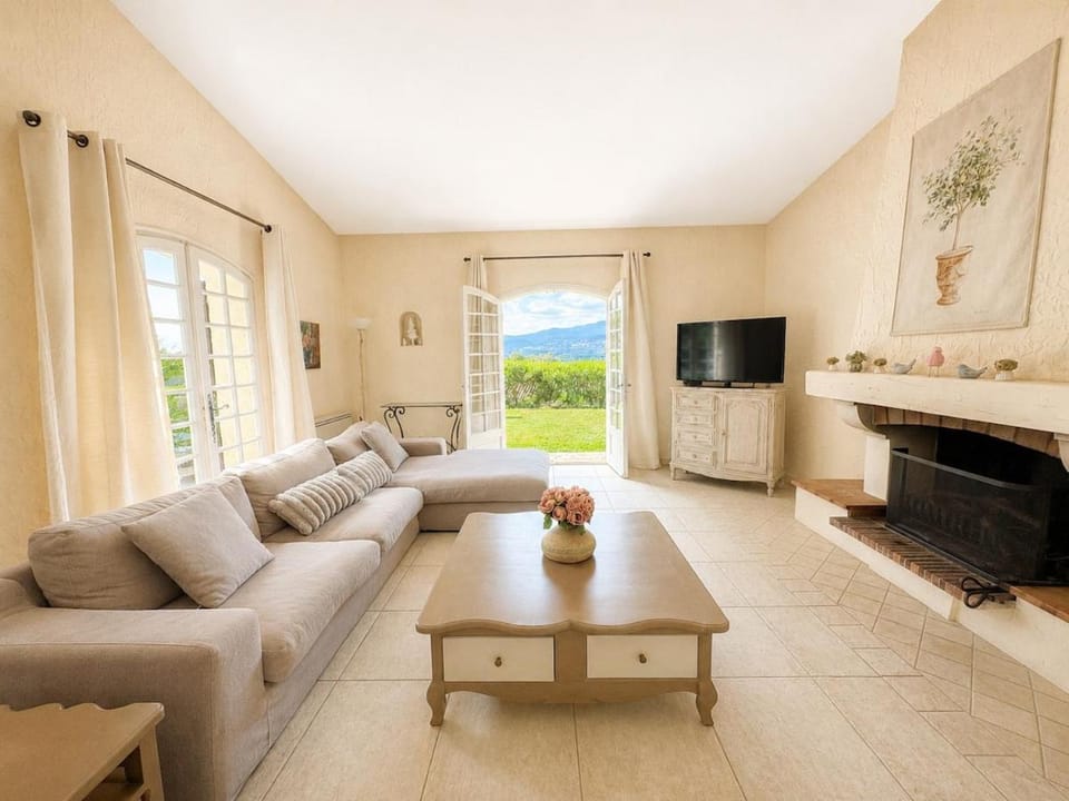 Beautiful villa with private pool with open view in a peaceful setting Villa in Mouans-Sartoux