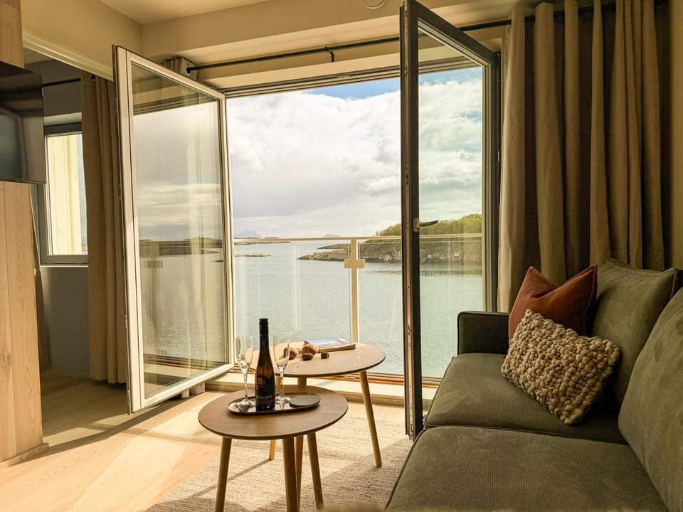 Day, Natural landscape, View (from property/room), Balcony/Terrace, Living room, Seating area, Sea view