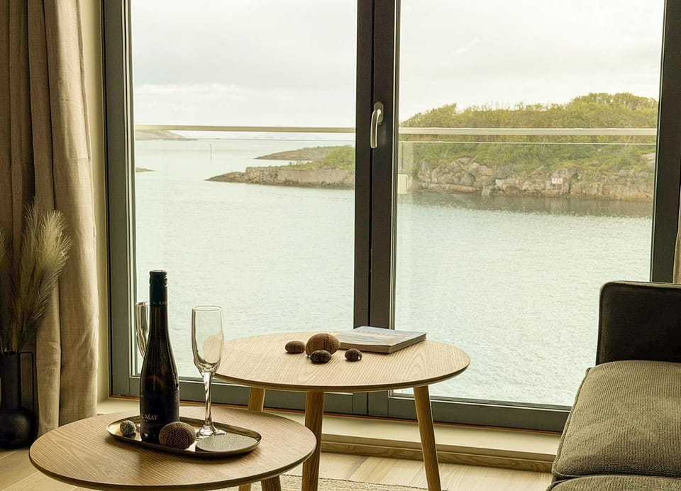 Natural landscape, View (from property/room), Balcony/Terrace, Living room, Seating area, Sea view