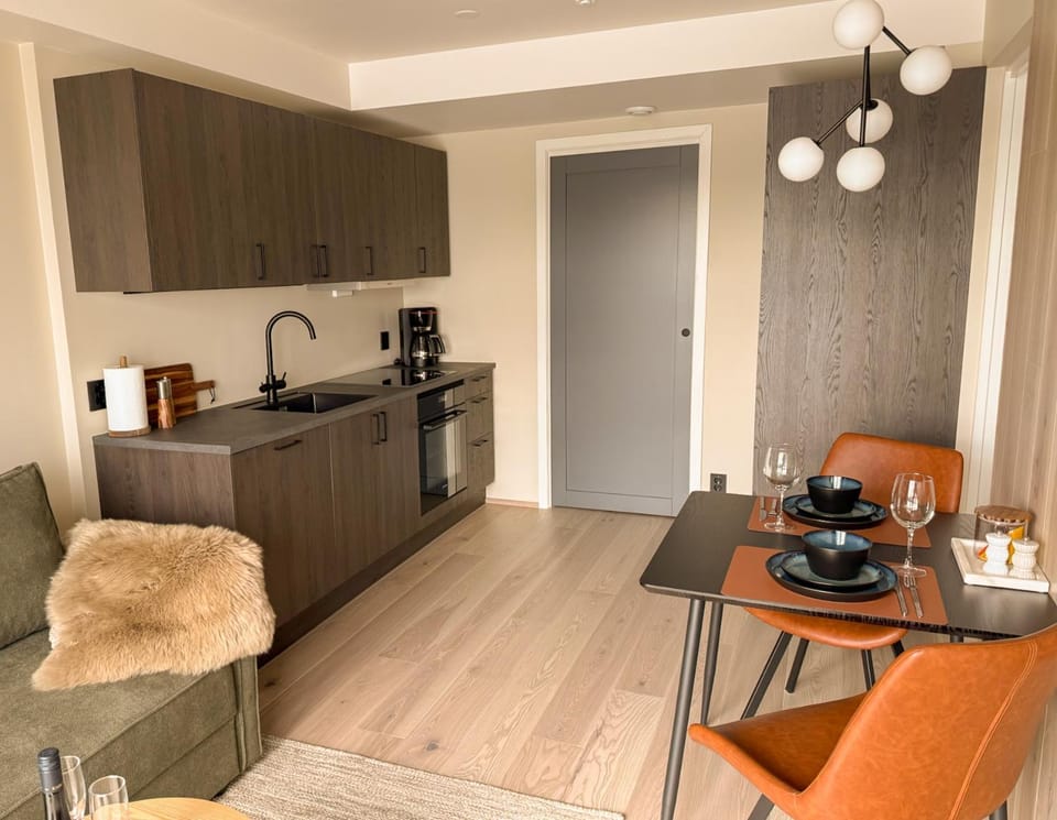 Coffee/tea facilities, Kitchen or kitchenette, Living room, Seating area, Dining area, stove