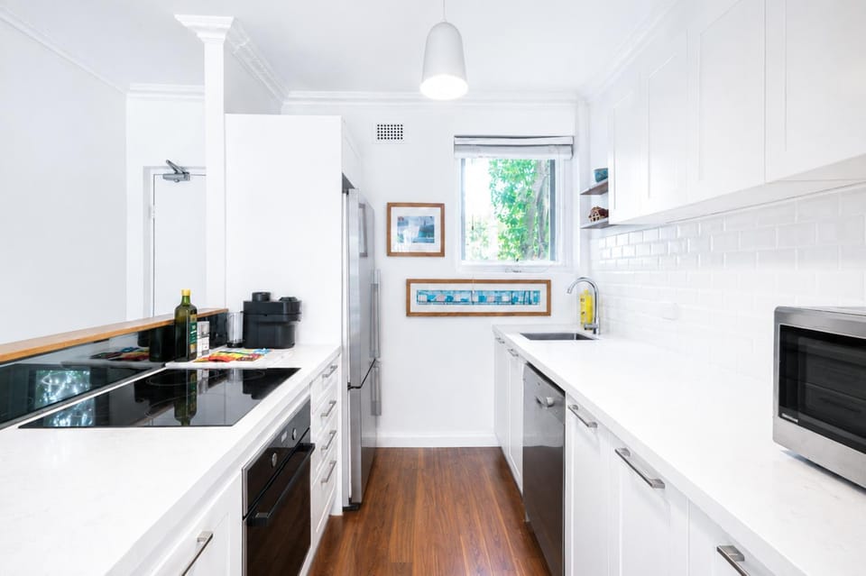 Kitchen or kitchenette, dishwasher, stove
