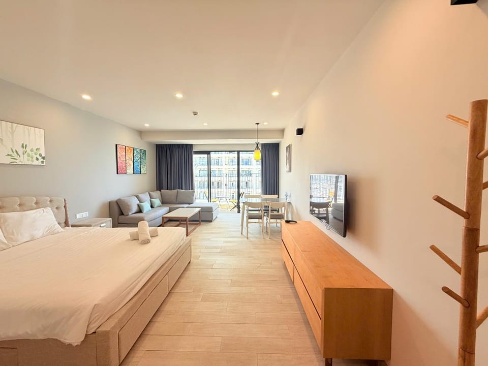 Bed, TV and multimedia, Living room, Photo of the whole room, Bedroom