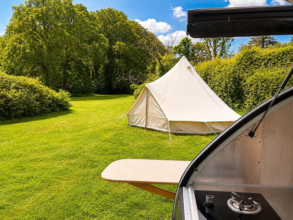 Glamping Privé 2 tentes pour vous sur le mont à Tilff Luxury tent in Liège