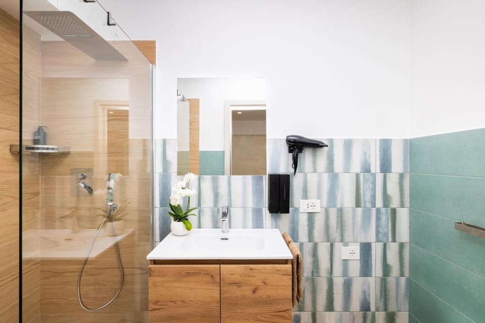 Shower, Bathroom, hair dryier, towels
