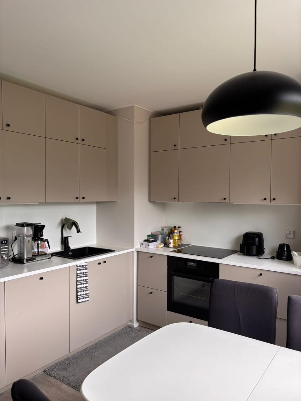 Coffee/tea facilities, dishwasher, microwave, oven, toaster, kitchen