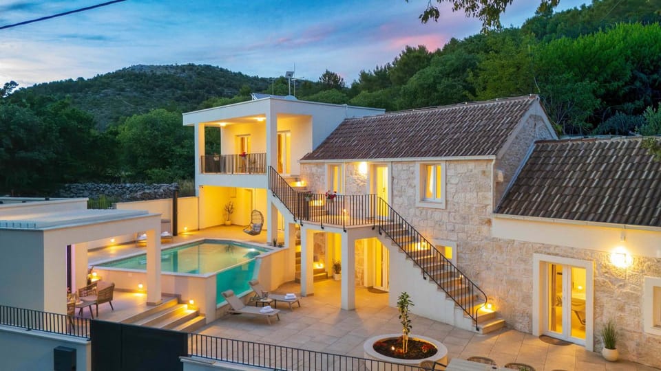 Villa MijoMare "Outdoor pool,hot tub,infrared and finnish sauna,gym and game room" Villa in Split-Dalmatia County
