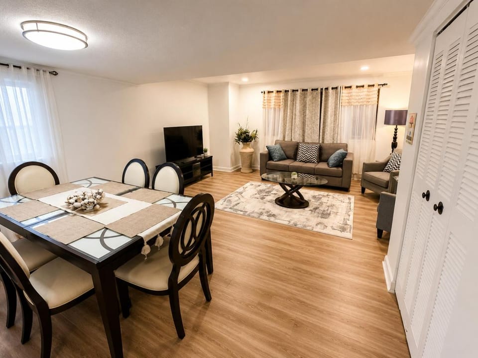 Communal lounge/ TV room, TV and multimedia, Living room, Seating area, Dining area, Evening entertainment