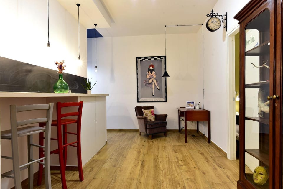 Facade/entrance, Coffee/tea facilities