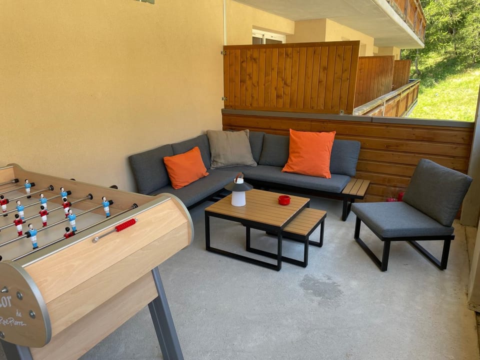 Cozy apartment with direct access to slopes, parking, large terrace, pool and hammam Apartment in Allos