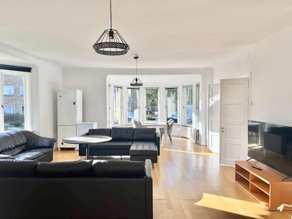 Huge Workers & Family Villa with 3 floors 2 Kitchens & 3 Bathrooms House in Gothenburg