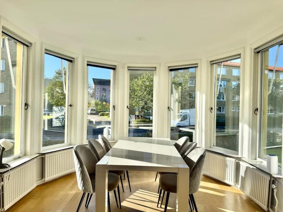 Huge Workers & Family Villa with 3 floors 2 Kitchens & 3 Bathrooms House in Gothenburg