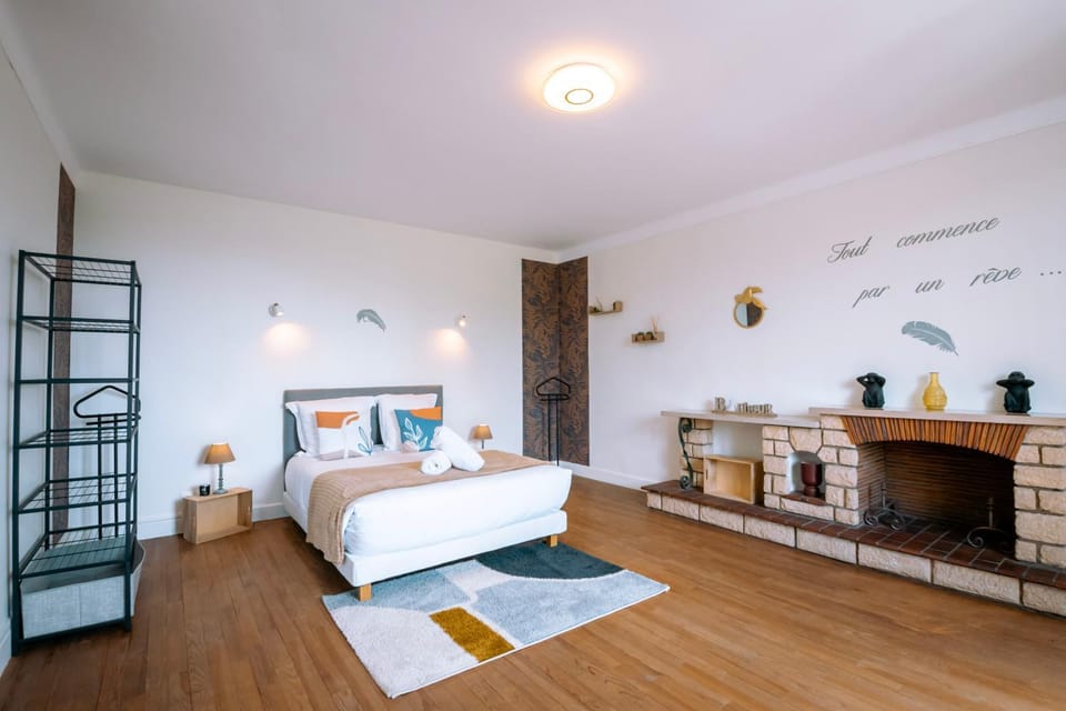 Photo of the whole room, Bedroom