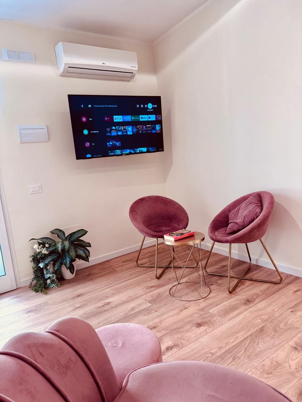 Communal lounge/ TV room, Living room, Seating area, Facility for disabled guests