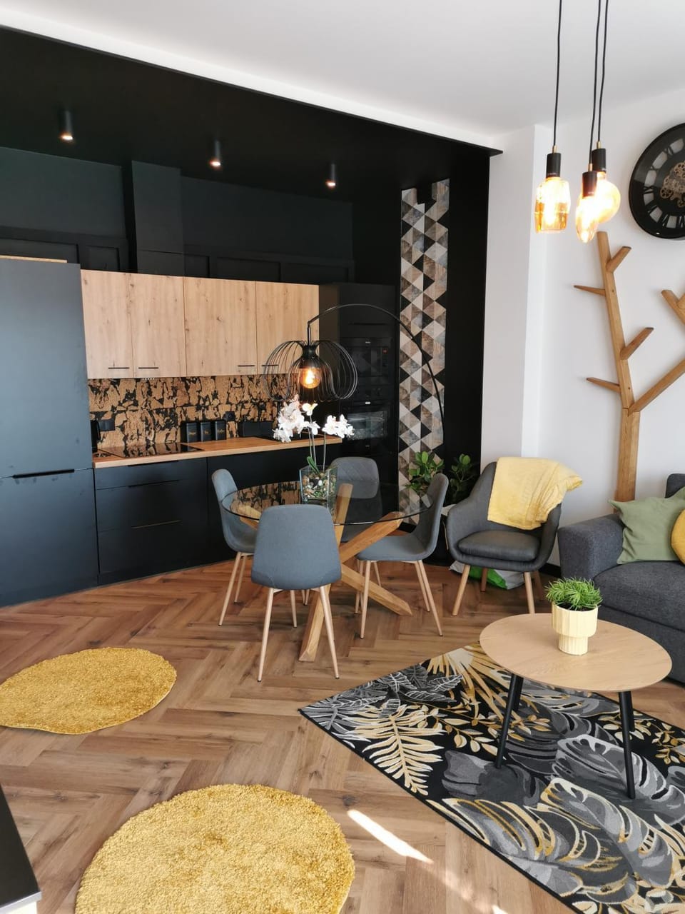 Kitchen or kitchenette, Living room, Seating area, Dining area
