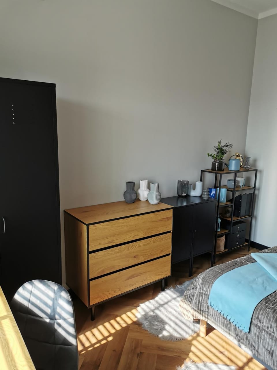 Photo of the whole room, Bedroom