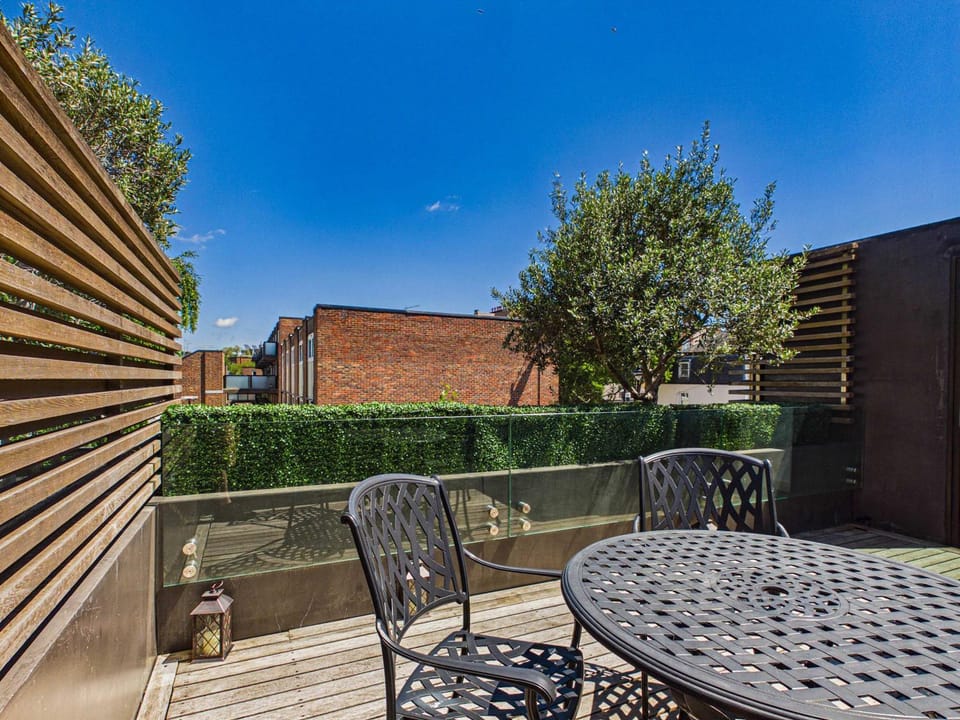 Contemporary Designer Islington House Apartment in London Borough of Islington