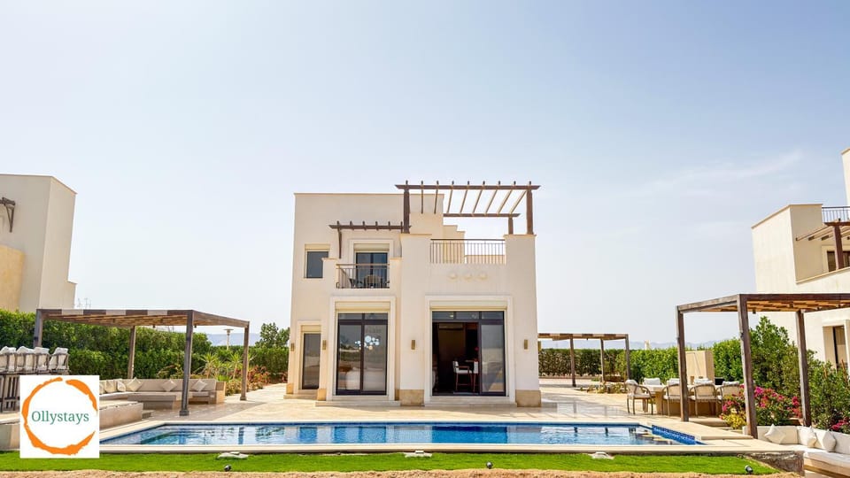 Swimming pool, sunbed