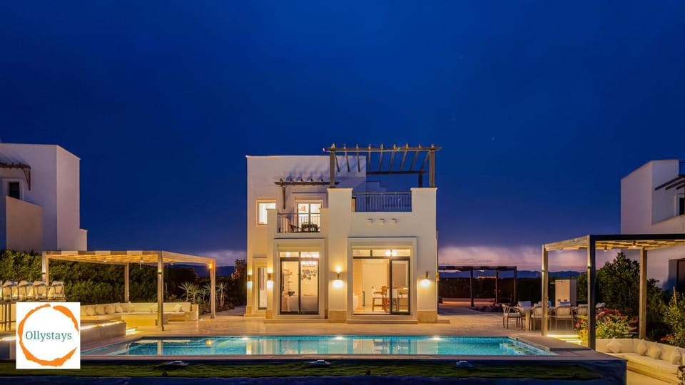 Property building, Night, Pool view, Swimming pool, sunbed