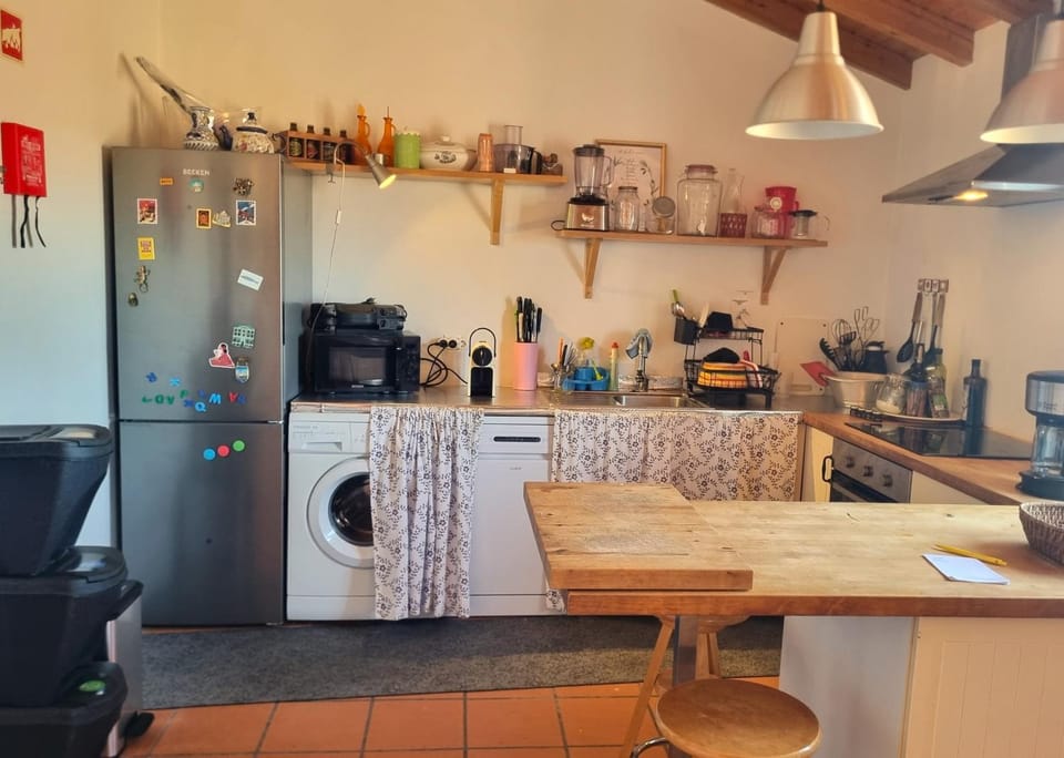 Coffee/tea facilities, Kitchen or kitchenette, Dining area, dishwasher, oven, stove