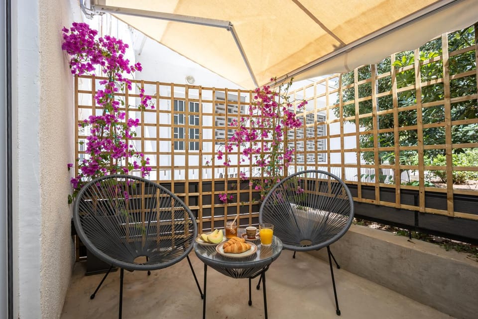 Patio, Day, Seating area