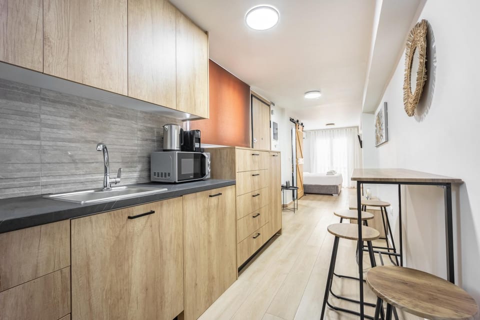 Coffee/tea facilities, Kitchen or kitchenette, oven, stove, toaster