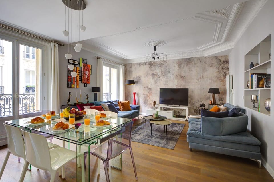 TV and multimedia, Living room, Food and drinks, Seating area, Dining area, Food