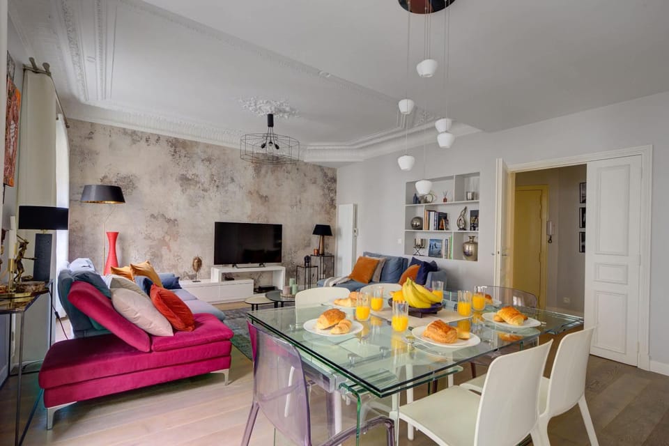 TV and multimedia, Living room, Food and drinks, Seating area, Dining area, Food, Drinks