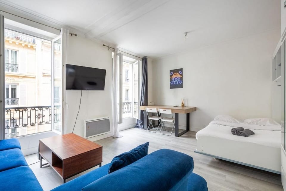 Bed, TV and multimedia, Living room, Seating area, Dining area, Bedroom, heating