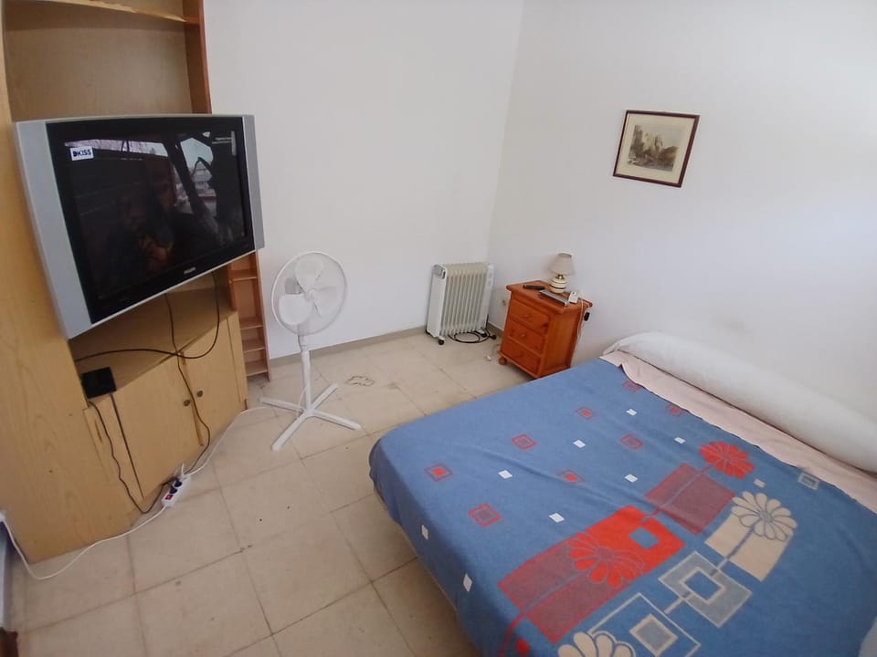 Property building, Bed, TV and multimedia, Photo of the whole room, Bedroom